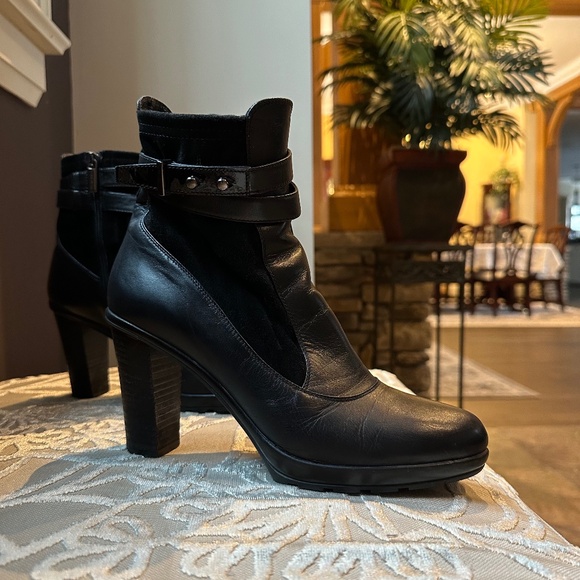 Beautiful black leather/suede Aquatalia boots - Picture 1 of 9